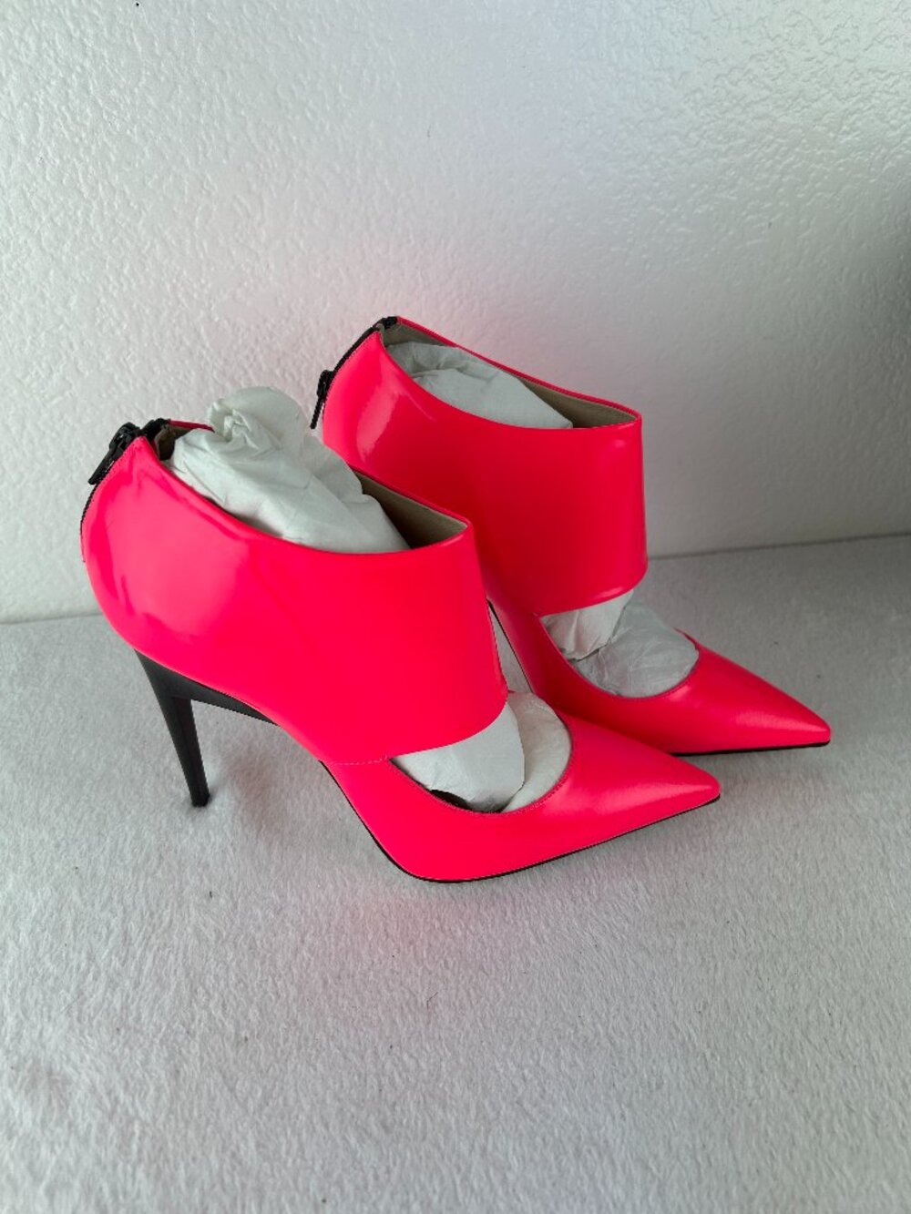 BNIB RUTHIE DAVIS HOTTEST PINK CUTOUT PUMPS SIZE 39.5 (9.5 US) RETAILS $995